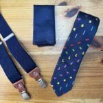 Corbata con diseño pixel art colorido para eventos y oficina.