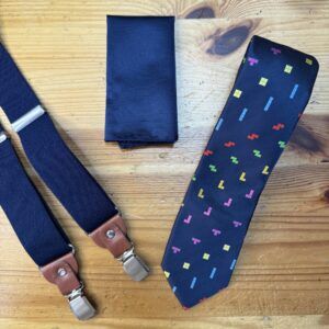 Corbata con diseño pixel art colorido para eventos y oficina.