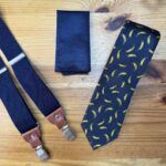 Corbata azul con diseño de plátanos, pajarita y tirantes para hombres elegantes y divertidos, accesorios de moda estilo casual y formal.