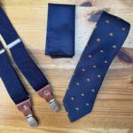 Corbata azul con estampado de sombreros, ideal para eventos elegantes y casuales.