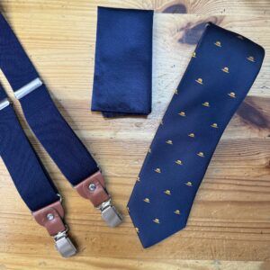 Corbata azul con estampado de sombreros, ideal para eventos elegantes y casuales.