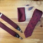 Corbatas y accesorios de moda en tono burdeos con diseño elegante para hombres y mujeres.