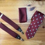 Corbata y accesorios en tonos burdeos con estampado de Stormtroopers Star Wars.