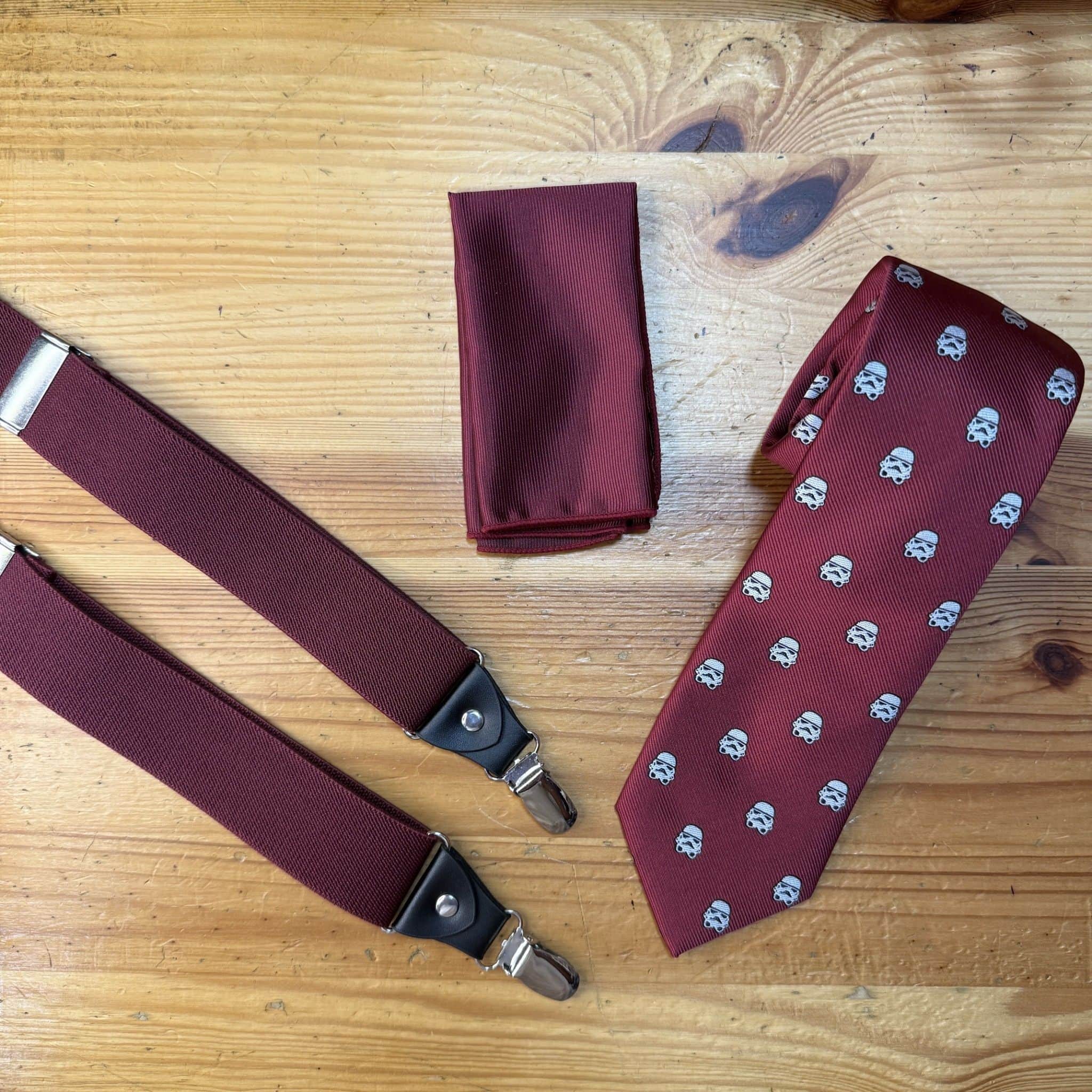 Corbata y accesorios en tonos burdeos con estampado de Stormtroopers Star Wars.