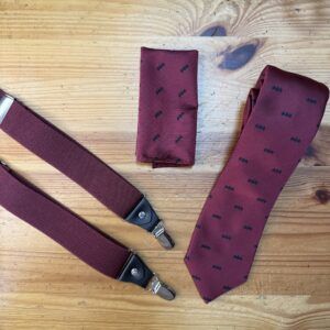 Corbata y tirantes burdeos con estampado de bigote negro, accesorios de vestir elegantes y modernas.