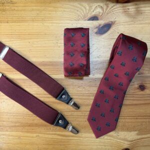Corbata y tirantes burdeos con estampado de sombrero de copa para mujer y hombre.