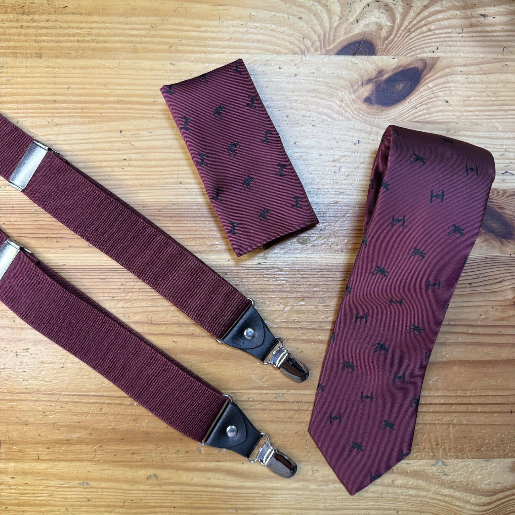 Corbata y tirantes burdeos con logo de Carmenatis, accesorios elegantes para hombres modernos.
