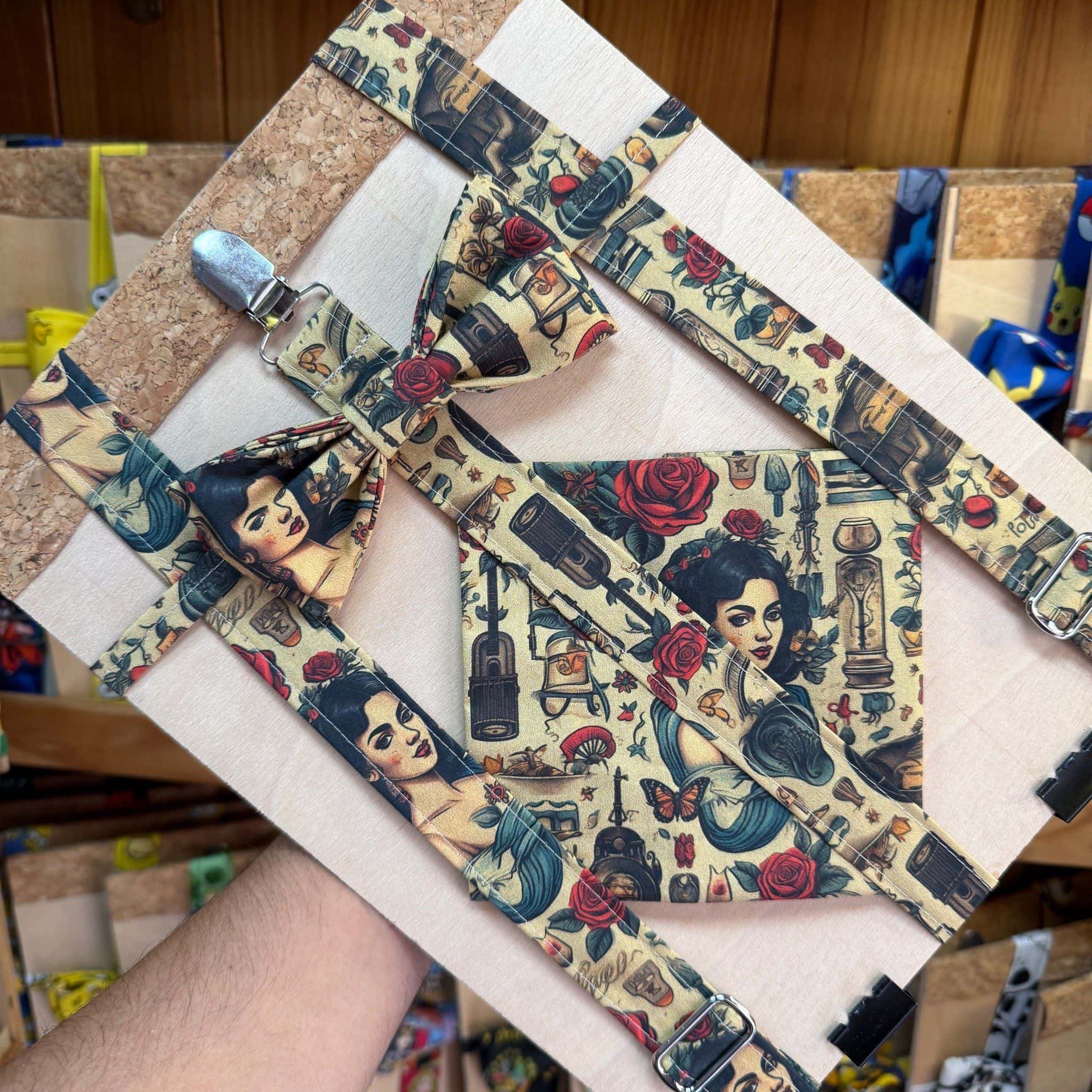 Banda de pelo con diseño de Frida Kahlo y elementos vintage en tonos beige y colores vivos.