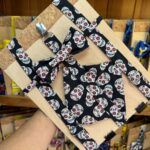 Azul con calaveras mexicanas, cinturón y lazada, para disfraces o moda alternativa.