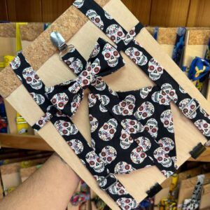 Azul con calaveras mexicanas, cinturón y lazada, para disfraces o moda alternativa.