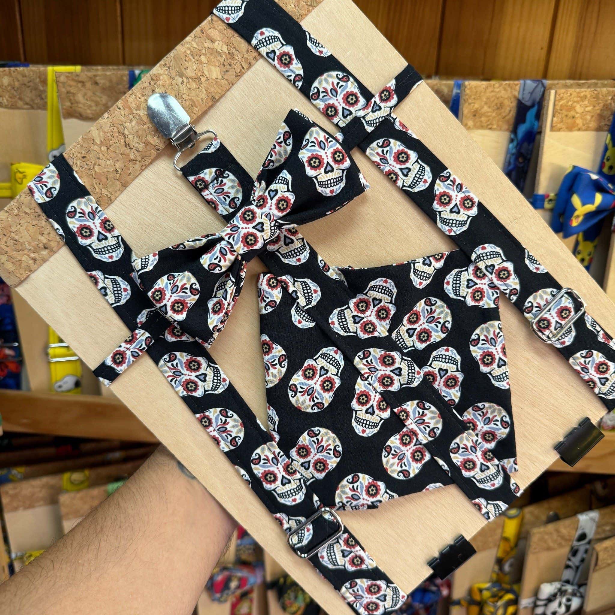 Azul con calaveras mexicanas, cinturón y lazada, para disfraces o moda alternativa.