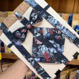 Colgante de tela con diseño de calaveras y rosas en colores oscuros, ideal para accesorios de moda alternativas.