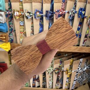 1. Pajarita de madera con lupa en tienda de accesorios de moda infantil.