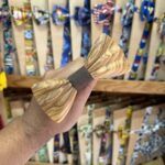 1. Lazo de madera natural con tela ajustable para accesorios elegantes.