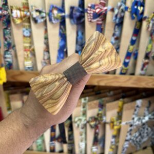 1. Lazo de madera natural con tela ajustable para accesorios elegantes.