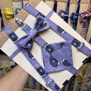 Corbata y pañuelo de tela estampada en tonos morados con diseño de Malefica. Complemento ideal para disfraces y moda infantil creativa.