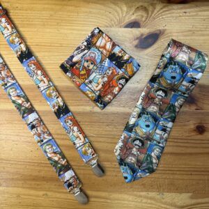 1. Correa, pañuelo y funda de móvil con personajes de anime One Piece, diseño colorido y único.