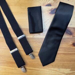 Corbata negra de seda con textura elegante para ocasiones formales y eventos importantes.