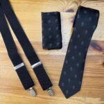 Corbata y tirantes negros con logotipo de Carmenatis para hombre, accesorios elegantes y de alta calidad.