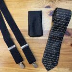 1. Corbata de seda negra con texto dorado, accesorios para outfit elegante y sofisticado.
