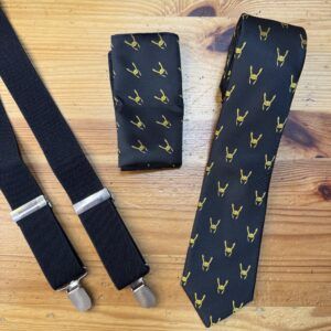 Corbatas y accesorios de novia con estampado de manos en señal de victoria, ideales para bodas y eventos especiales.