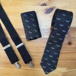 Corbatas y tirantes con diseño de murciélagos en color negro para hombres.