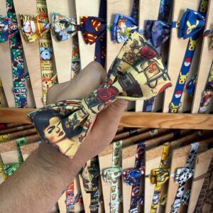 Cinta de diadema con diseño de arte y personajes icónicos de cultura pop. Perfecta para un estilo único y llamativo.