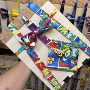 Cintillo y correa de tela de superhéroes para mascotas, arco y colmillo con diseño de cómics.