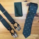 Corbata de diseño clásico con estampado coches deportivos, accesorios con tirantes y bufanda elegante.
