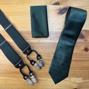 Corbatas y tirantes de diseño elegante y clásico para hombres y mujeres. Complementos ideales para vestir formal y profesional.