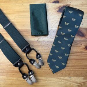 Corbata y accesorios de moda con símbolo en dorado, elegancia y estilo para ocasiones especiales.