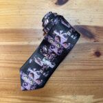Estuche de gafas con diseño de ojos misteriosos y vibrantes, ideal para accesorios de moda y protección.