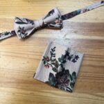 Laurel en tonos suaves con estampado floral y frambuesas, elegante para accesorios de moda.