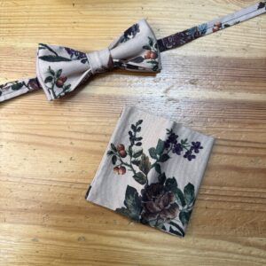 Laurel en tonos suaves con estampado floral y frambuesas, elegante para accesorios de moda.