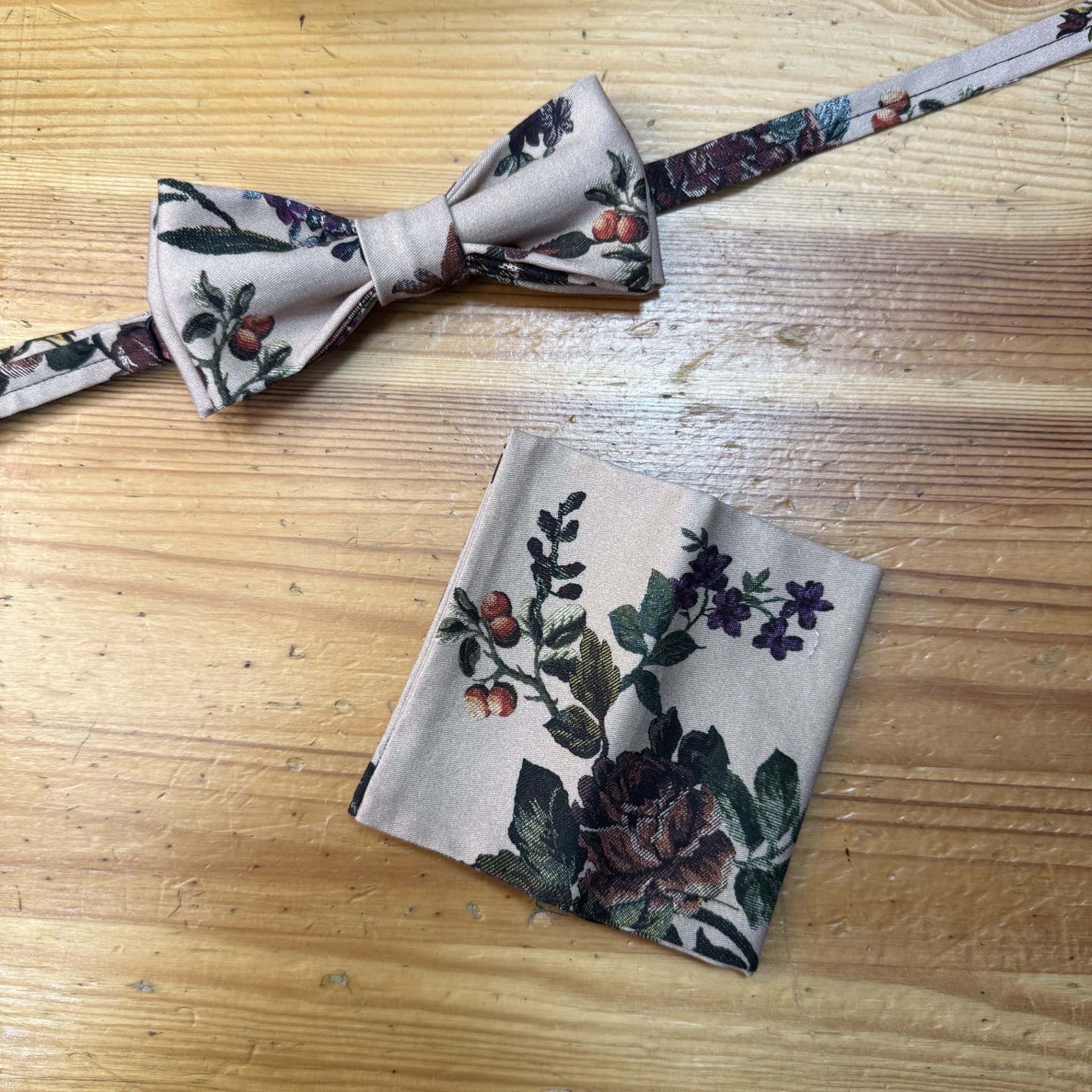 Laurel en tonos suaves con estampado floral y frambuesas, elegante para accesorios de moda.