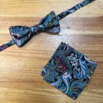 Corbata y pañuelo de seda con estampado paisley en tonos azul, verde y burdeos, ideal para ocasiones formales y elegantes.