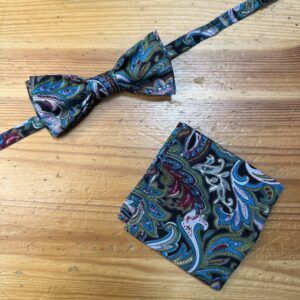 Corbata y pañuelo de seda con estampado paisley en tonos azul, verde y burdeos, ideal para ocasiones formales y elegantes.
