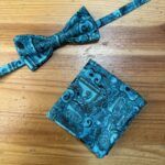 Corbata y pañuelo de seda estilo musical azul, accesorios elegantes para bodas y eventos.