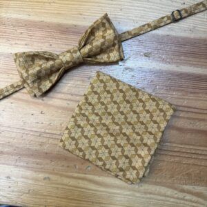 Corbata y pañuelo de tela con diseño geométrico en tonos dorados y ocre, ideal para estilos elegantes y modernos.