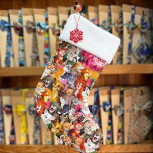 Calcetín de Navidad con personajes de los infantil The Lion Guard y animales salvajes decorativos.