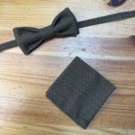 Alto: Corbata de algodón negra con pajarita y pañuelo a juego, accesorios para hombre elegante.