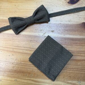 Alto: Corbata de algodón negra con pajarita y pañuelo a juego, accesorios para hombre elegante.