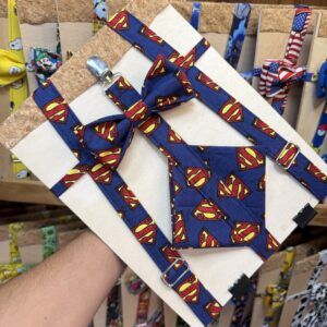 Cinturón con diseño de superhéroe Superman para niños, color azul y rojo.