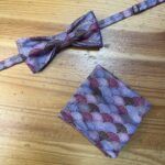 1. Corbata de moño y pañuelo de seda con diseño japonés en tonos morados y dorados.