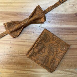 Corbata con pañuelo en tonos marrón con diseño paisley para adornar elegante.look masculino.