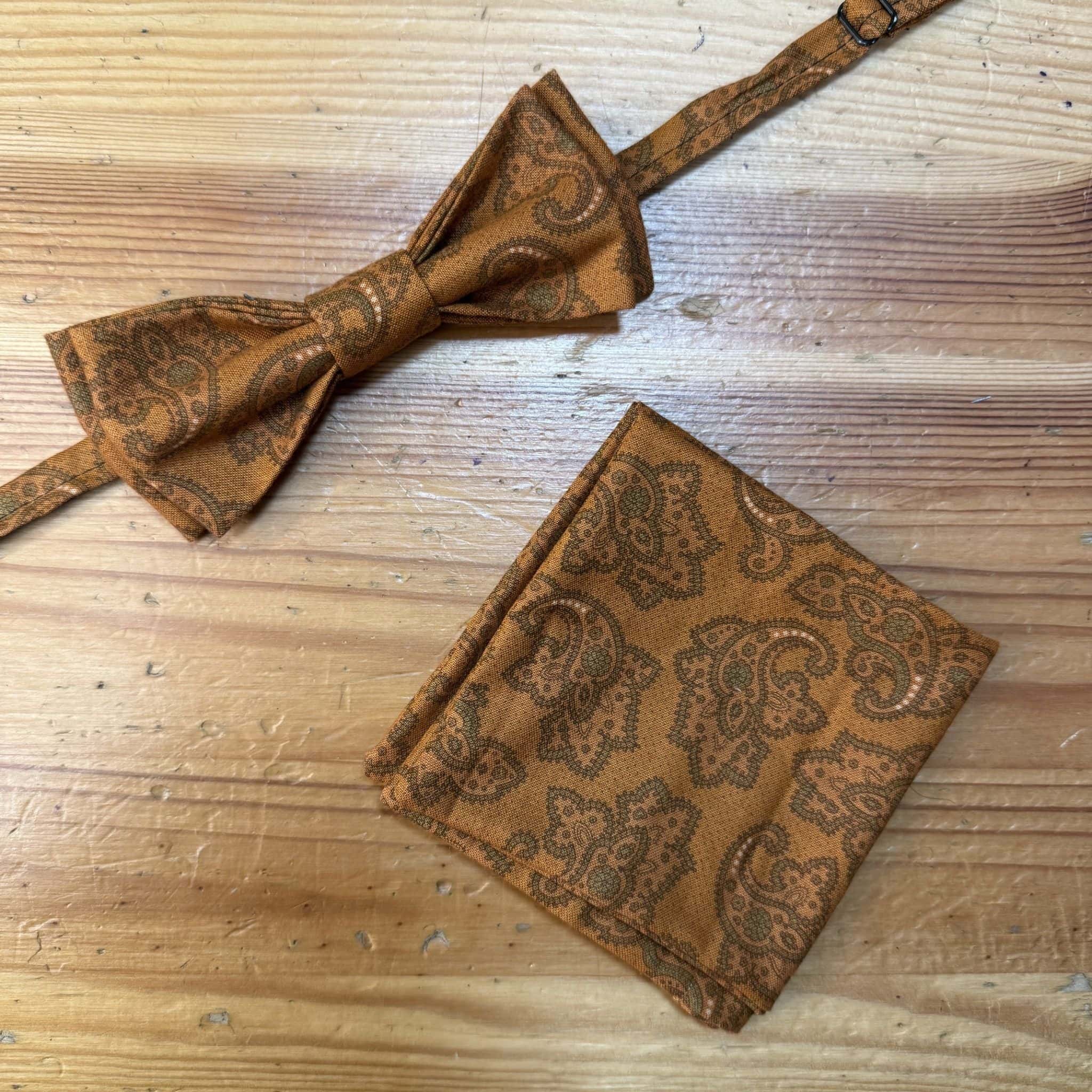 Corbata con pañuelo en tonos marrón con diseño paisley para adornar elegante.look masculino.