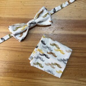 1. Lazo y pañuelo con diseño de bigotes en tonos negro, gris, dorado y beige.
