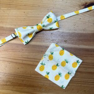 Faja de tela con estampado de piñas, complementos de moda para verano y eventos tropicales.