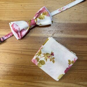 Encaje floral en tonos rosa y verde, conjunto de pajarita y mascarilla para mujer.