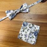 Diadema y pañuelo de tela con estampado floral azul y blanco, accesorios de moda artesanales.